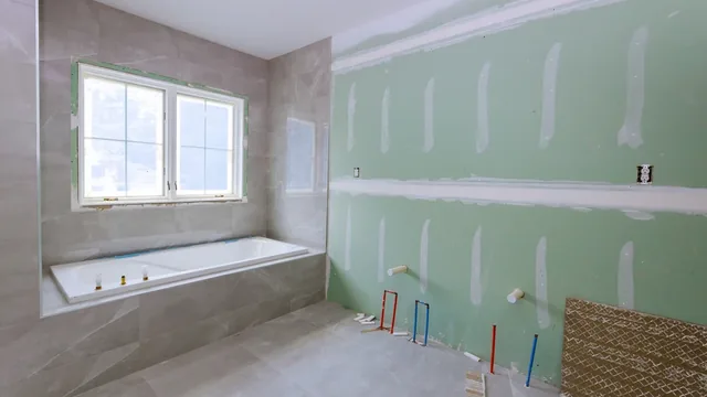 Baño en obra con paredes de placa verde antihumedad de pladur en una vivienda del Mar Menor